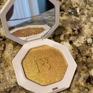 Fenty Trophy Wife highlighter